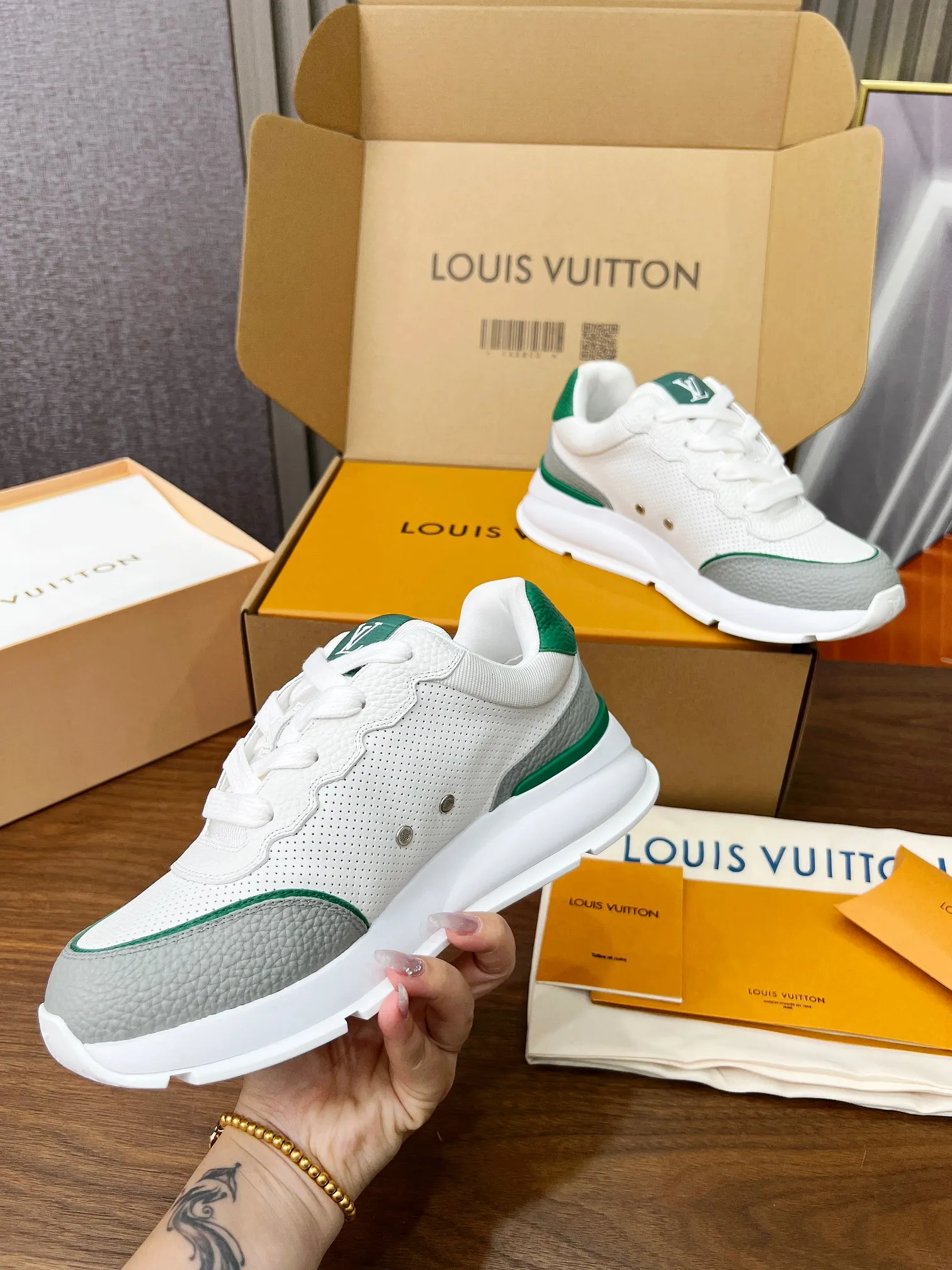 👟👟Ex-factory price 680👟👟 Men's size +10 LV Louis Vuitton L Jialu brand thick-soled casual couple sneakers🔥🔥🔥 Made of smooth cow leather and elegant design, can be easily integrated into various styles. The eye-catching LV letters are marked on the side of the shoe, and the lightweight rubber outsole is embellished with the Vuitton logo ▪️ Sole thickness: 4CM. The counter specializes in the latest casual shoes and new hard goods 🆕 ❥Purchase level! Full of high-end feel! A popular model among bloggers at home and abroad, it’s retro and fashionable and looks amazing on your feet! Wear a lot of happiness! The official website’s main recommendation★ ▪️Upper: Original custom-made imported calfskin fabric ▪️Inner lining: breathable gauze imported from Italy ▪️Outsole: rubber foam ➕tpu high-end outsole ▪️Shoe size: women’s 35-41, (women’s 41 is custom-made). Men's clothing 39-46 (45-46 customized).